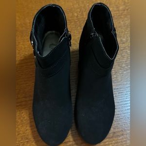 Andiamo Black Wedge Ankle Boots Silver Buckle Accent Side Zip. Heel 2” Size 5.5M